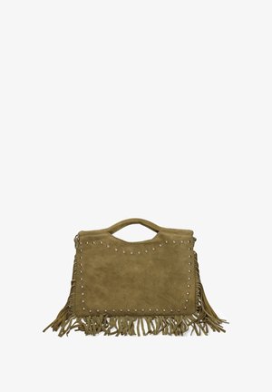 Olijfgroene suède handtas met bovenhandvat, zilveren studs die de voorkant omringen en lange franjes aan de zijkanten en onderkant.