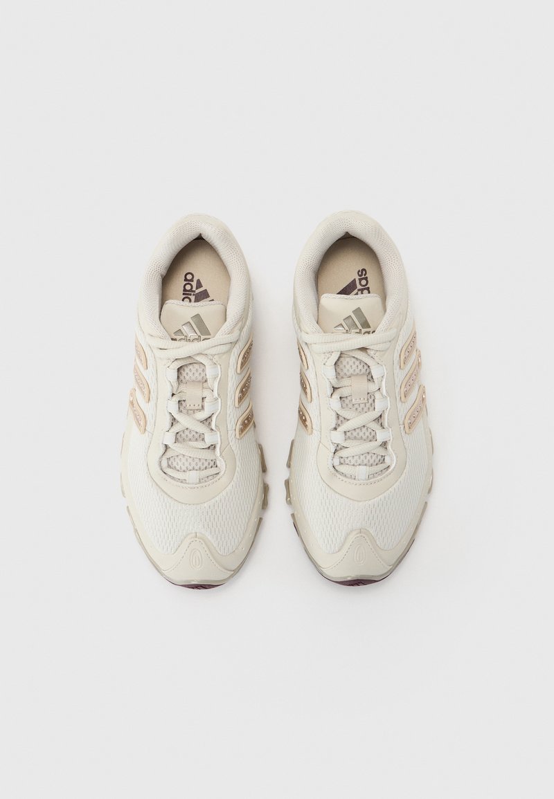 Scarpe sportive bianche e beige con tomaia in mesh, tre strisce diagonali, lacci rotondi e suola in gomma strutturata.