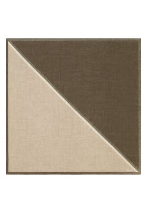 Firkantet tørklæde med diagonalt delt design i beige og brune toner og en lille "Boggi"-logo i nederste højre hjørne.