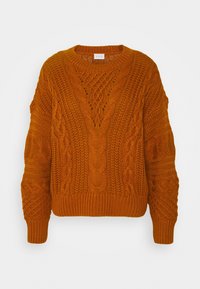 Orange stickad tröja med en kraftig design, som har kabelmönster, rundad halsringning och ribbade ärmslut och nederkant.