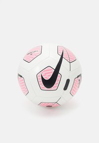 Balón de fútbol Nike Mercurial en blanco con patrones hexagonales rosas y acentos negros. Superficie suave, forma esférica tradicional y acabado mate.