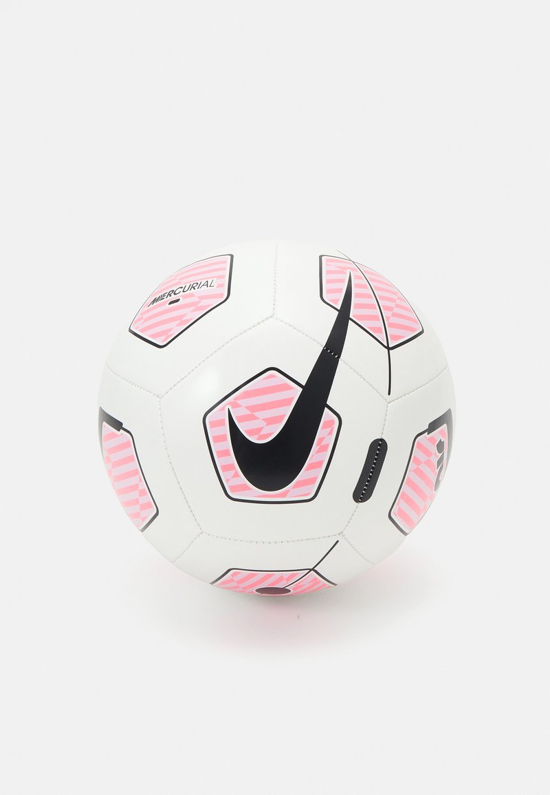 Balón de fútbol Nike Mercurial en blanco con patrones hexagonales rosas y acentos negros. Superficie suave, forma esférica tradicional y acabado mate.