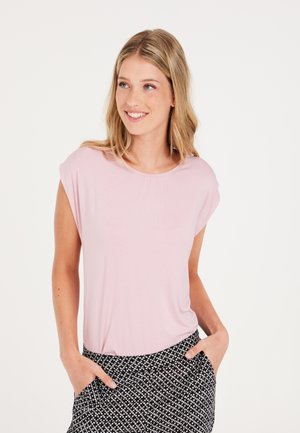 Haut rose clair à manches courtes avec un col rond, associé à un pantalon noir à motifs avec des accents blancs. Le tissu semble doux et lisse.