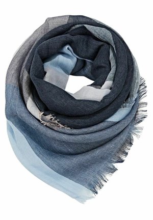 Grand foulard tissé avec des nuances dégradées de bleu et de gris, plié en spirale lâche, avec des bords frangés.