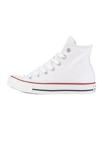 Bílé plátěné tenisky vysokého střihu s gumovou podrážkou, bílými tkaničkami, červeným a modrým pruhem podél středové části podrážky a kovovými očky na tkaničky.