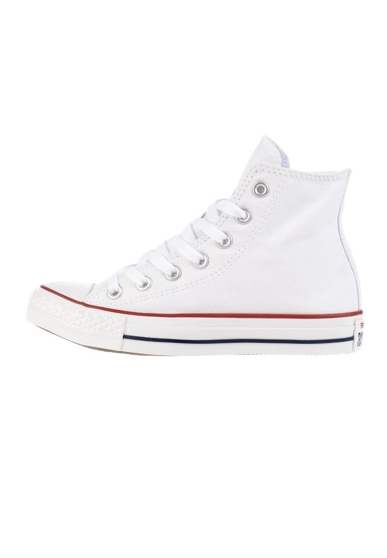 Bílé plátěné tenisky vysokého střihu s gumovou podrážkou, bílými tkaničkami, červeným a modrým pruhem podél středové části podrážky a kovovými očky na tkaničky.
