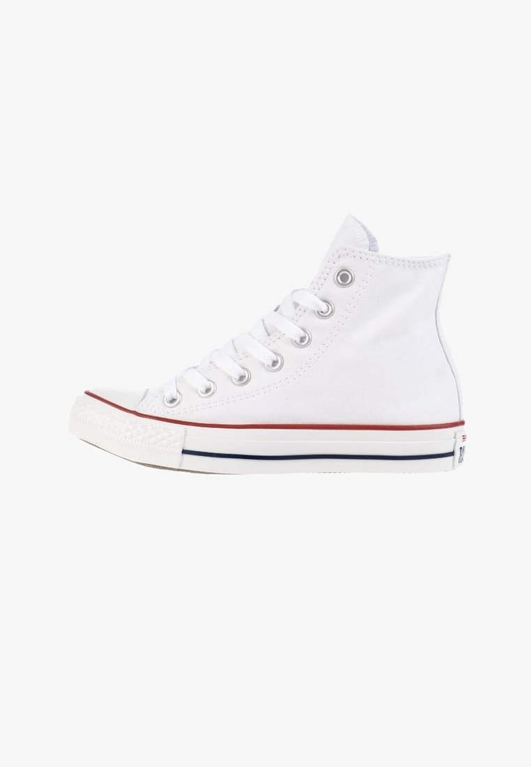 Bílé plátěné tenisky vysokého střihu s gumovou podrážkou, bílými tkaničkami, červeným a modrým pruhem podél středové části podrážky a kovovými očky na tkaničky.