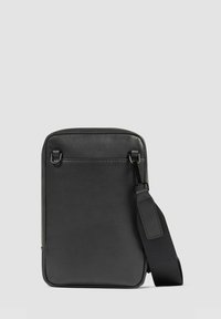 Schwarze Leder-Umhängetasche mit rechteckiger Form, verstellbarem Riemen und dezenten Steppnähten. Glatte Textur, minimalistisches Design.