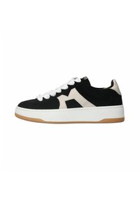 Zwart-witte sneaker met een bovenkant van suede, voorzien van een contrasterende beige accent, witte veters, een dikke witte tussenzool en een gumrubberen buitenzool.
