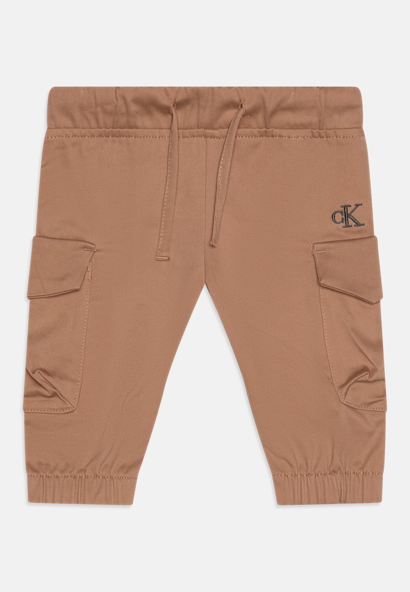 Pantalons cargo en coton marron avec une taille élastique, un cordon de serrage et des poches latérales. Présente un petit logo brodé à l'avant.
