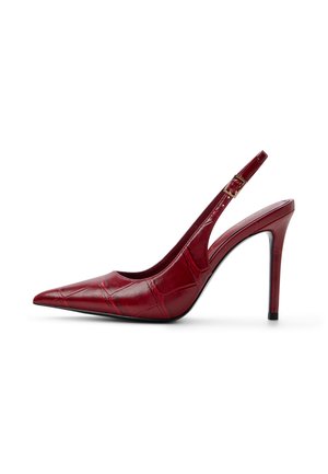 Roter Leder-Slingback-Highheel mit spitzer Kappe, Krokodilstruktur und goldener Schnalle am verstellbaren Riemen.