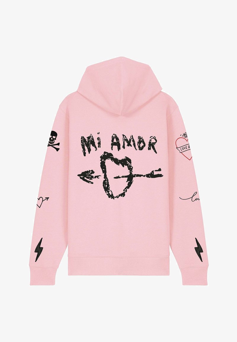 Svjetloružasti dukserica od mekog materijala. Na prednjoj strani nalazi se crni natpis "Mi Amor" i grafike, uključujući srca, lubanju i strelice na rukavima.