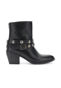 Bota de cuero negro hasta el tobillo con tacón cuadrado, correas decorativas, tachuelas metálicas y cierre de cremallera lateral.