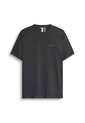 Camiseta de algodón negra con mangas cortas, un escote redondo y un sencillo logotipo bordado en color a juego en la parte delantera izquierda.