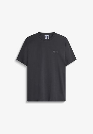 Camiseta de algodón negra con mangas cortas, un escote redondo y un sencillo logotipo bordado en color a juego en la parte delantera izquierda.