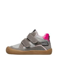 Sneaker grigio e rosa per bambino con suola in gomma marrone, due strap in Velcro e etichetta "Barefoot Naturtex" sul lato.