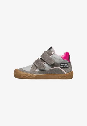 Zapatilla gris y rosa para niño con suela de goma marrón, dos correas de Velcro y etiqueta "Barefoot Naturtex" en el lateral.