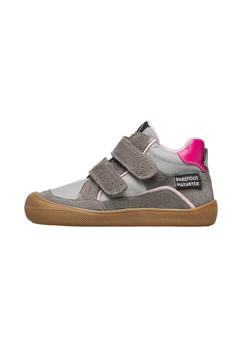 Sneaker grigio e rosa per bambino con suola in gomma marrone, due strap in Velcro e etichetta "Barefoot Naturtex" sul lato.