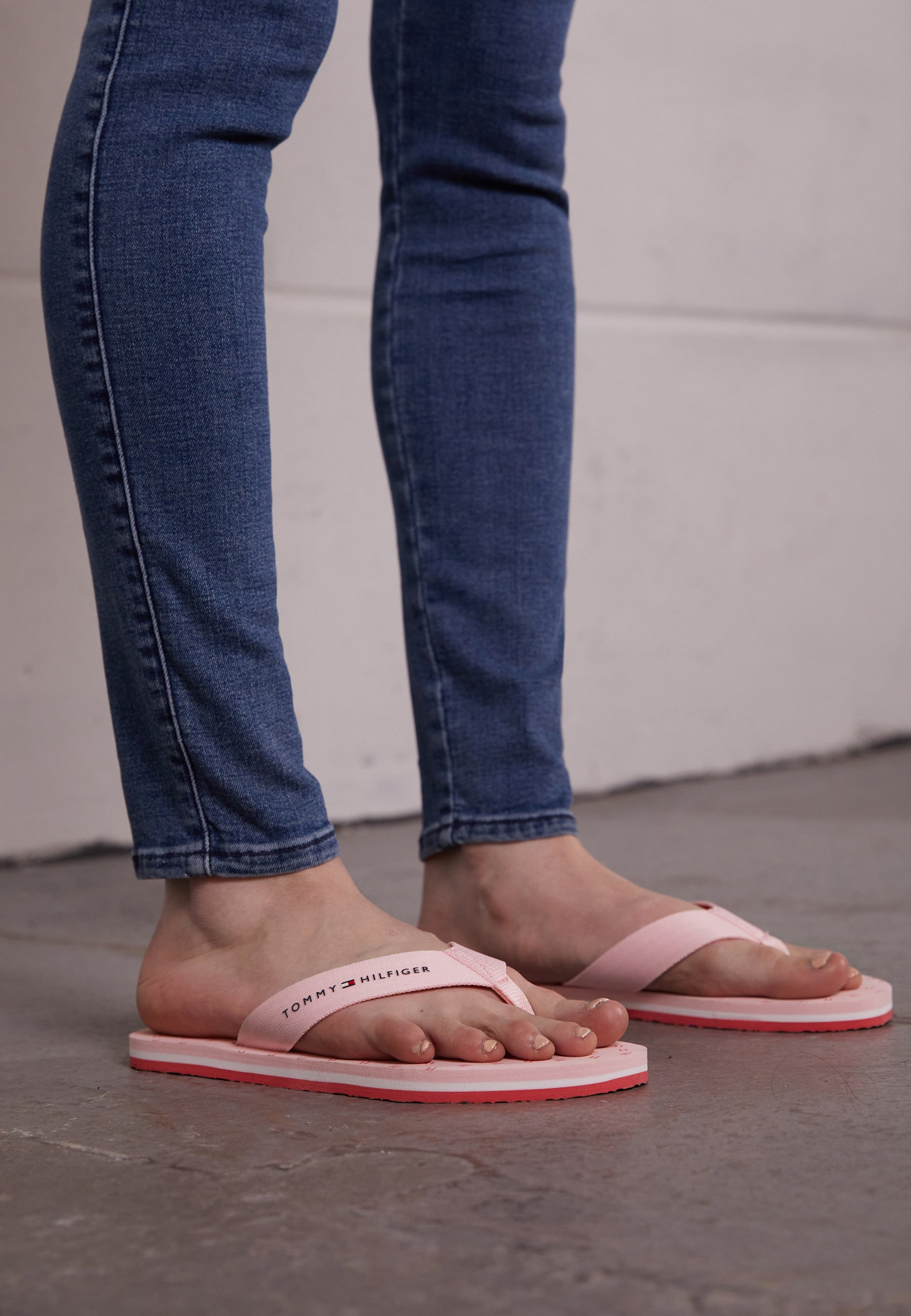 tommy hilfiger flip flops pink