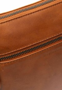The Chesterfield Brand DURBAN 25 CM - Sac bandoulière - cognac