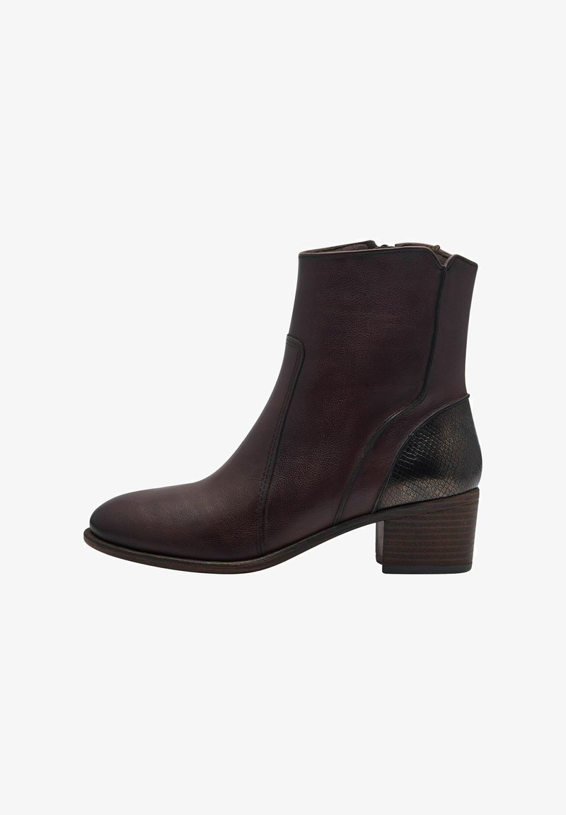 Botas de tobillo de cuero marrón con tacón cuadrado, que presentan un acento texturizado negro en la parte trasera y un zipper lateral para el cierre.