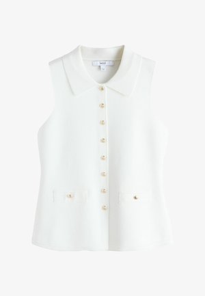 Mouwloos wit gebreid vest met brede kraag, gouden knopen in schelpvorm aan de voorkant en op twee voorzakken.