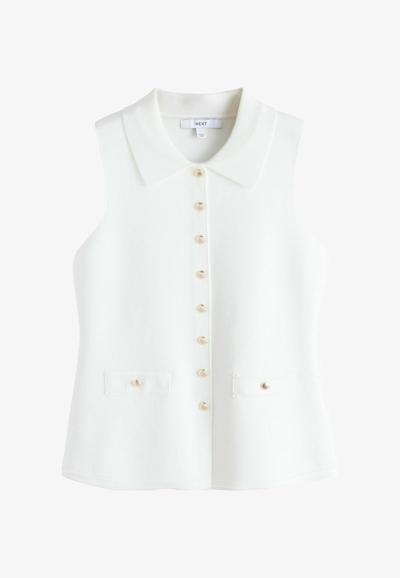 Gilet bianco senza maniche in maglia con ampio colletto, bottoni dorati a forma di conchiglia sul davanti e su due tasche anteriori.
