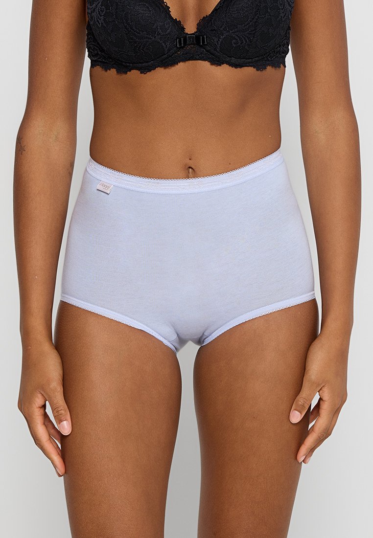 Helles blaues Baumwollunterwäsche mit hohem Bund, glatter Textur, elastischem Taillenbund und zarter Spitzenverzierung entlang der Beinöffnungen.