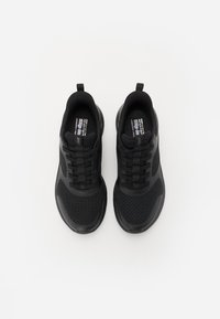 Mustad must Sportjalatsid, millel on võrgukangas peal, sirged šnörklid ja tekstuurne kummitald. Omab tõmbenööri, et neid oleks lihtne jalga panna, ning logoprinte.