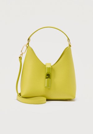 Geltonai žalia odinė rankinė su trumpa rankena, nuimamu ilgu dirželiu ir centrinio užsegimo sagtele ant vientisos spalvos fono.