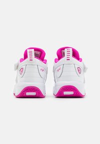 Un paio di sneakers Jordan bianche e rosa viste da dietro, con le etichette "Jordan" e i loghi rosa "Flight" sulle suole bianche.