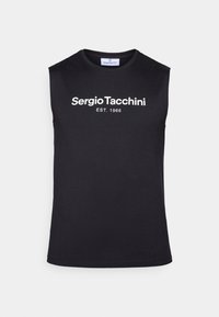 Černé sportovní tričko bez rukávů s kulatým výstřihem, na kterém je bíle vytištěno "Sergio Tacchini EST. 1966" na hrudi.