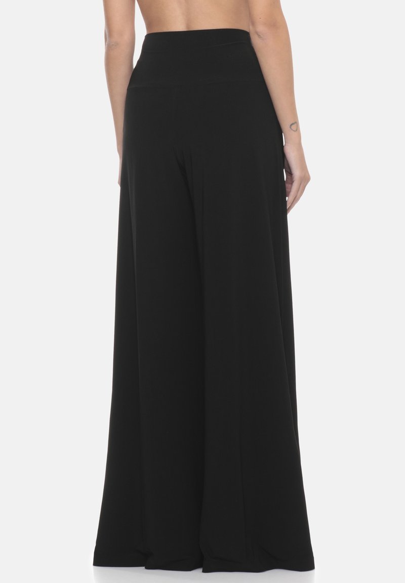 Pantalon noir à jambes larges avec une taille haute, fabriqué dans un matériau doux et léger. Le design présente des lignes minimalistes et une silhouette fluide.