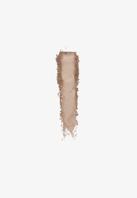 Irton jauhe vaaleassa beige sävyssä, kermaisen koostumuksen omaava ja mattapintainen. Tuhkaiset hiukkaset luovat pehmeän sävyn valkoiselle taustalle.