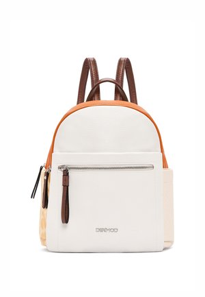 Kleine rugzak met witte, oranje en beige panelen, bruine leren riemen, voorvak met rits en "DERIMOD"-logo op het witte paneel.