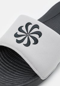 Nike Sportswear VICTORI ONE SLIDE - Pantoletai - light iron ore/black