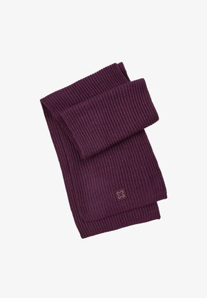 Lila gerippter Strickschal mit gefaltetem Design und einem kleinen Markenpatch in der unteren Ecke. Weiche Textur, geeignet für warme Trageweise.