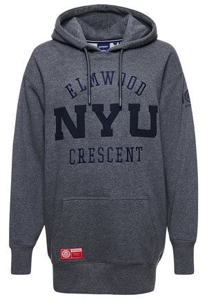 Ciemnoszara bluza z kapturem z kieszenią z przodu, granatowym napisem „ELMWOOD NYU CRESCENT” oraz czerwoną metką Superdry blisko brzegu.