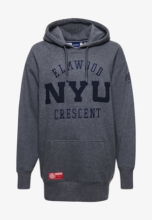 Dunkelgrauer Kapuzenpullover mit Fronttasche, marineblauem „ELMWOOD NYU CRESCENT“-Schriftzug und einem roten Superdry-Etikett nahe dem Saum.