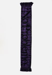 Vevd skjerf i mørk lilla med teksten "No Problemo" i svart, med frynsete ender og et teksturert mønster gjennom hele.
