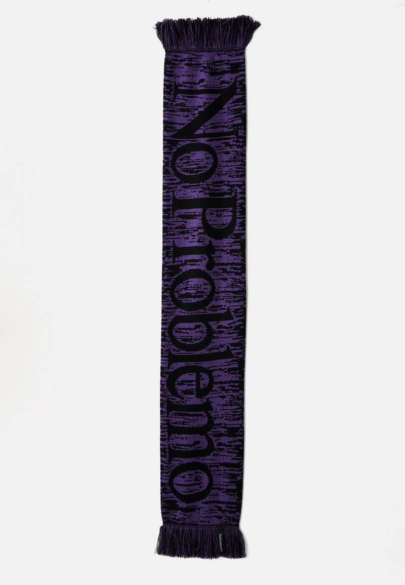 Vevd skjerf i mørk lilla med teksten "No Problemo" i svart, med frynsete ender og et teksturert mønster gjennom hele.