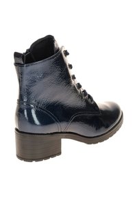 Stivale alla caviglia laccato blu navy con punta arrotondata e tacco basso chunky, mostrato di lato su uno sfondo bianco.