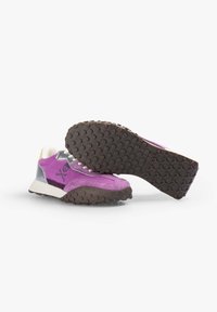 Baskets en suède violet avec des accents réfléchissants, semelle en caoutchouc avec texture antidérapante et une semelle intermédiaire blanche contrastante. Lacets plats. Marquage minimal.