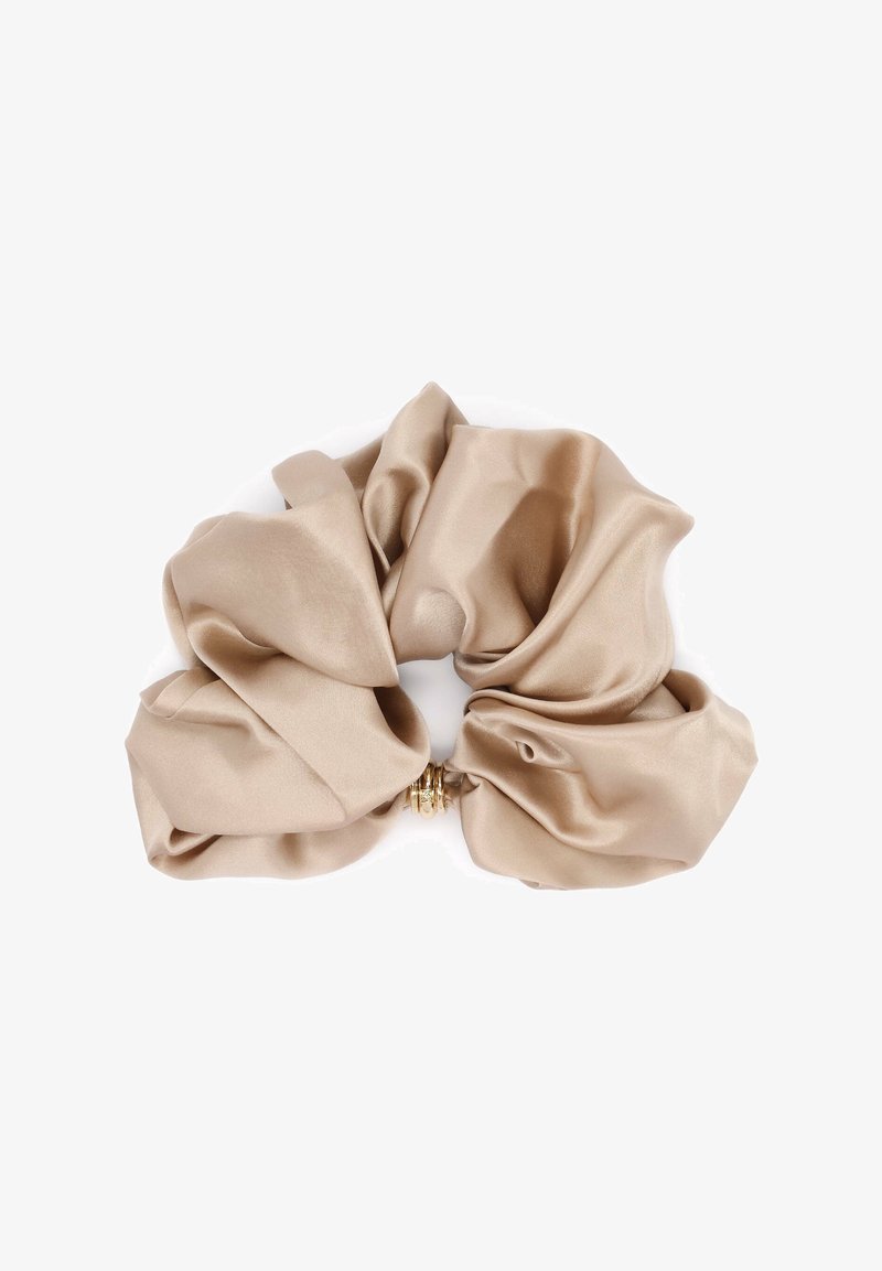 Elastic satin bej cu o textură netedă, strălucitoare și un mic detaliu cu inel auriu în interiorul pliurilor țesăturii.