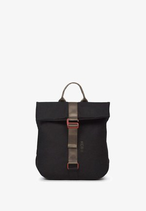 Sac à dos noir avec un rabat pliant et des bretelles gris clair. Comprend une boucle rouge et un détail de logo. Texture lisse, design compact.