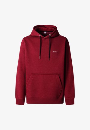 Rød hettegenser laget av mykt stoff, med en frontlomme i kenguru-stil, snorer med sølvfargede aglets, og en liten logo på brystet.