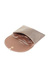 Mała prostokątna kopertówka wieczorowa z złotym siatkowym wykończeniem, satynowym wnętrzem i zamknięciem na magnes, pokazana otwarta na białym tle.