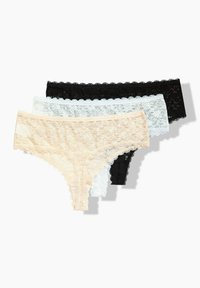 Trzy koronkowe majtki bikini w kolorach czarnym, białym i beżowym, ułożone nakładające się na siebie na białym tle.