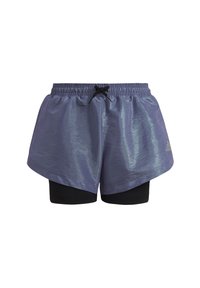 Lila idrottsshorts med en glänsande yta, utrustade med resårmidja, dragsnöre och inbyggda svarta kompressionsshorts under.