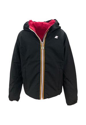 Zwarte capuchonjas met rode voering, voorrits met gele en oranje rand, zijzakken en een klein wit logo op de borst.